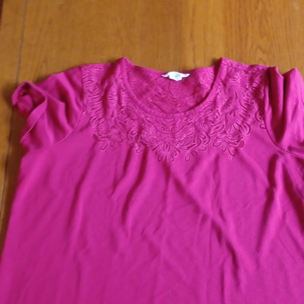 Beautiful burnt-out pattern short sleeve T